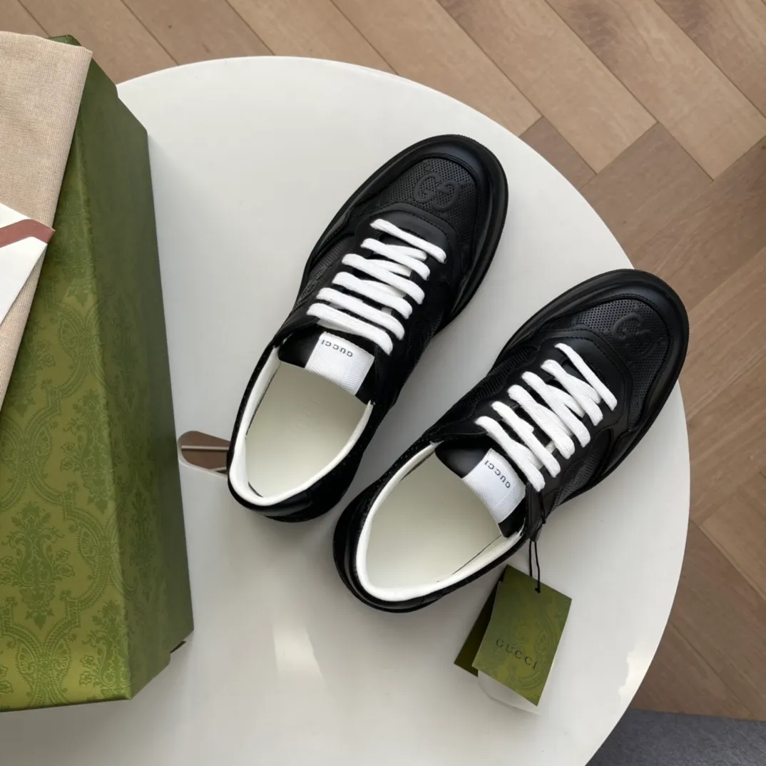 G Home 🆕New webbing sneakers✔️The brand’s classic webbing element is inspired by Gucci’s equestrian origins. Each season, it is reinterpreted through a variety of new and unique designs and styles. It appears on this leather sneaker with red and blue details, interpreting the brand's design concept of integrating sports and leisure. The thick-soled design gives the sneakers a retro feel~ Size: 35-40 (women) 38-45 (men) P hot style Color: white leather, black leather, brown leather, white webbing